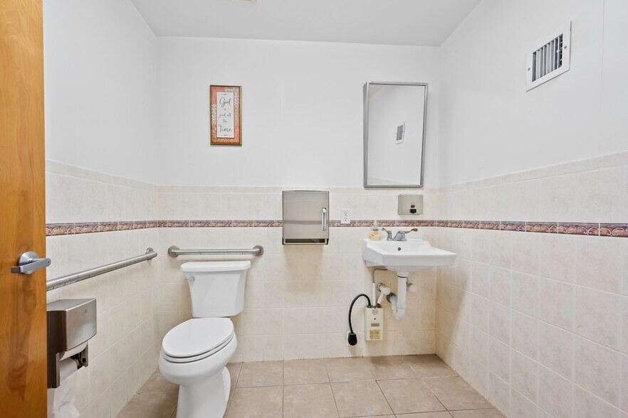 More Photos Of 109 Roslyn Rd, Roslyn Heights Religious Facility For Lease