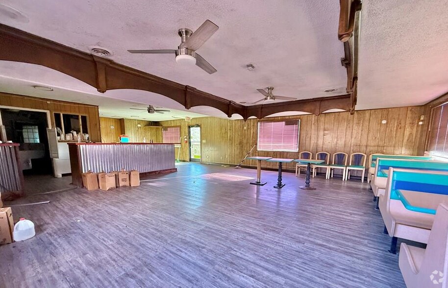 More Photos Of 82 Saddleridge Rd, Bassett Restaurant For Lease