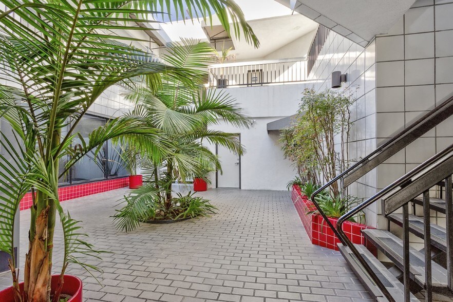 More Photos Of 5353 E 2nd St, Long Beach Storefront Retail Office For Lease