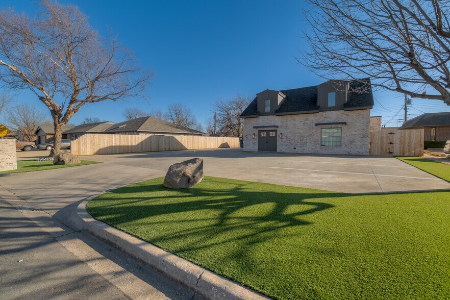 More Photos Of 9416 N Nichols Rd, The Village Office For Lease