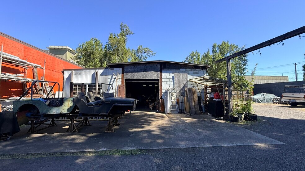More Photos Of 2104 N Willis Blvd, Portland Auto Repair For Lease