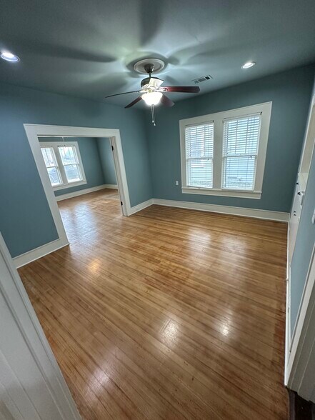 More Photos Of 1014 N Elm St, Denton Office Residential For Lease