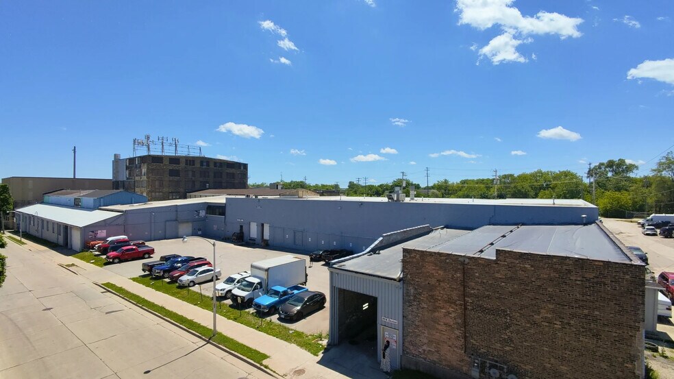 Primary Photo Of 737 W Cleveland St, Milwaukee Warehouse For Lease