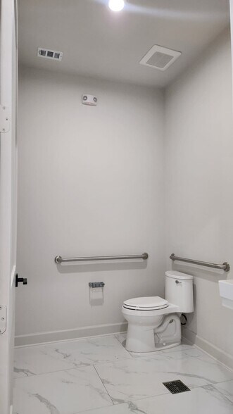 More Photos Of 1325 Main St, Katy Unknown For Lease