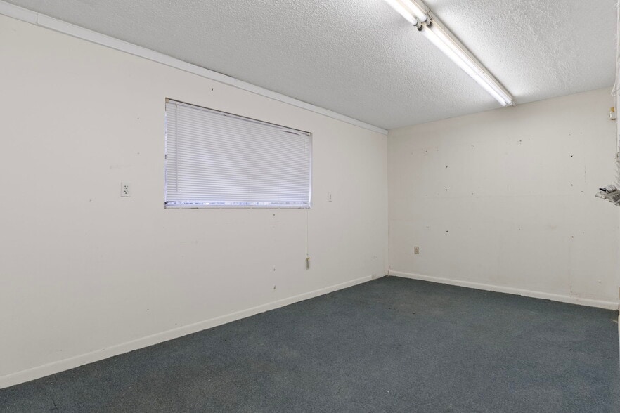 More Photos Of 377 Highway 40 W, Inglis Flex For Lease