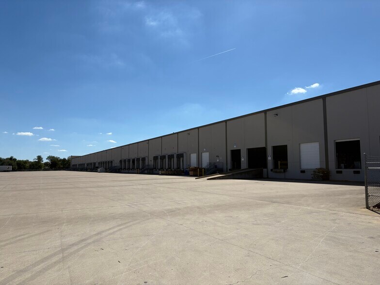 More Photos Of 2301 E St Elmo Rd, Austin Warehouse For Lease