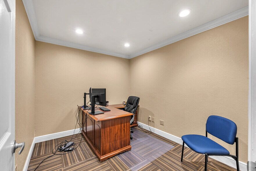 More Photos Of 308 Elizabeth St, Brandon Office For Lease