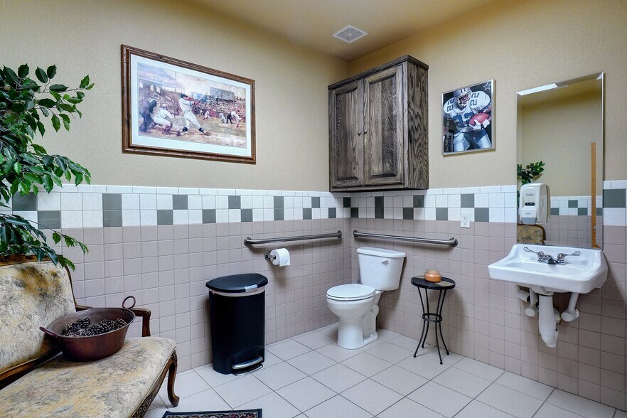 More Photos Of 924 Foster Ln, Weatherford Medical For Lease