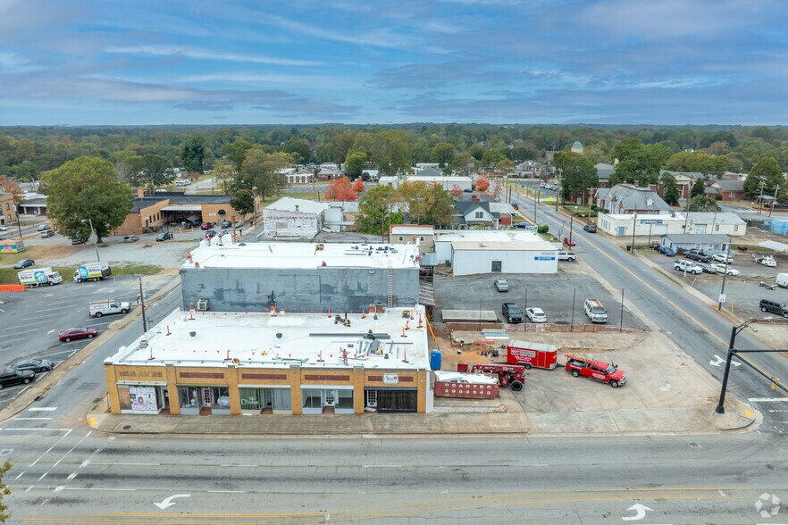 More Photos Of 200 W Benson St, Anderson Bar For Lease