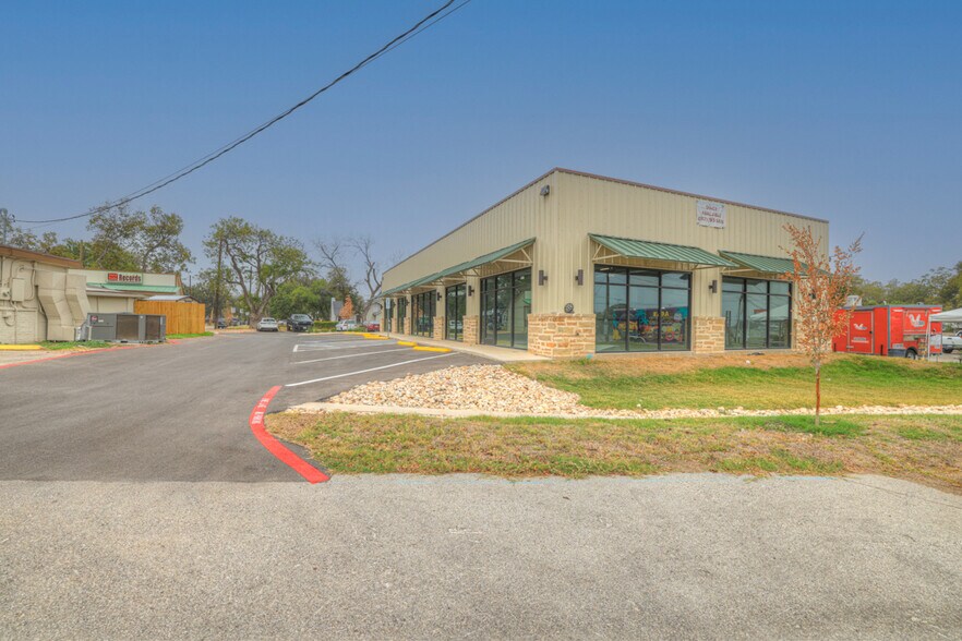 More Photos Of 840 S Business IH 35 St, New Braunfels Storefront For Lease