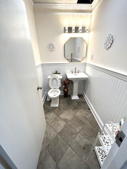 More Photos Of 20 Pidgeon Hill Dr, Sterling Medical For Lease