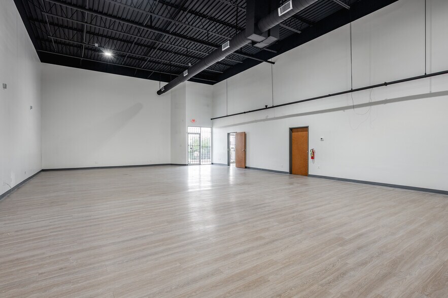 More Photos Of 2556-2564 W Commerce St, Dallas Warehouse For Lease