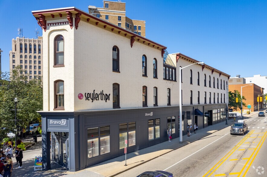 Primary Photo Of 40 Monroe Center St NW, Grand Rapids Storefront Retail Office For Lease