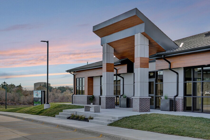 More Photos Of 8420 Amber Hill Rd, Lincoln Medical For Lease