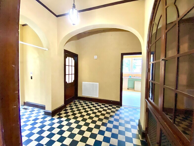 More Photos Of 219 N Broadway St, Tupelo General Retail For Lease