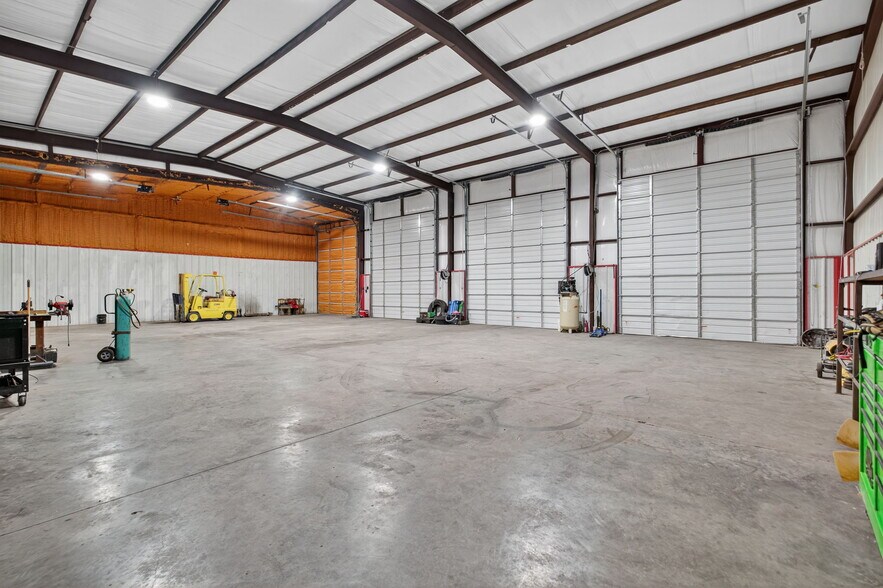 More Photos Of 11010 W Joan Dr, Odessa Warehouse For Lease