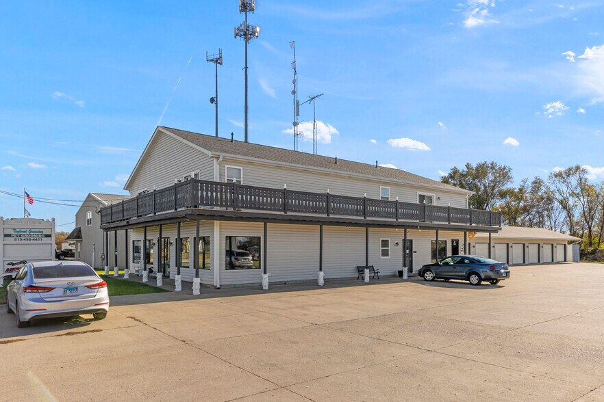 More Photos Of 645 E Lasalle St, Somonauk Showroom For Lease