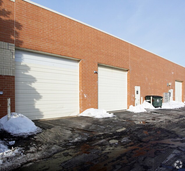 More Photos Of 141-161 Covington Dr, Bloomingdale Light Manufacturing For Lease