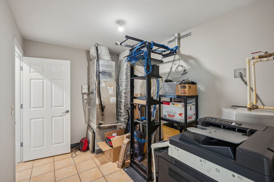 More Photos Of 4228 Main St, Oakwood Showroom For Lease