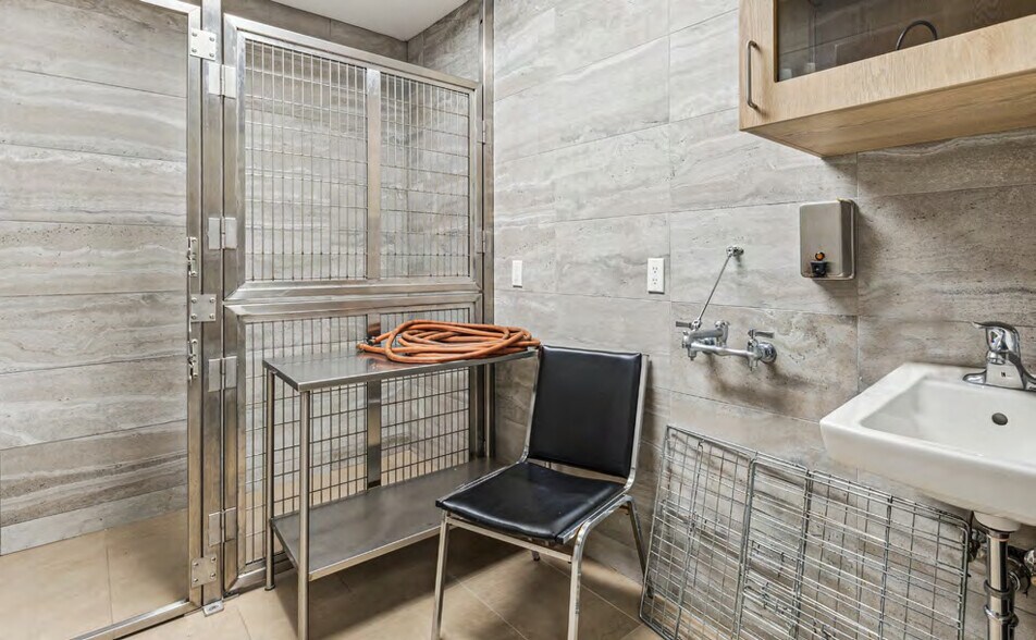 More Photos Of 4 Pine St N, Thorold Veterinarian Kennel For Sale