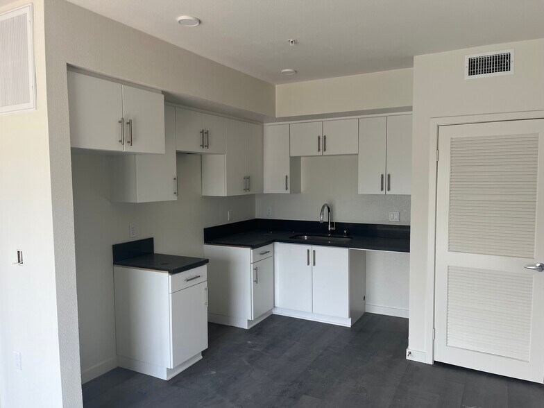 More Photos Of 10555 Bloomfield St, Toluca Lake Apartments For Sale