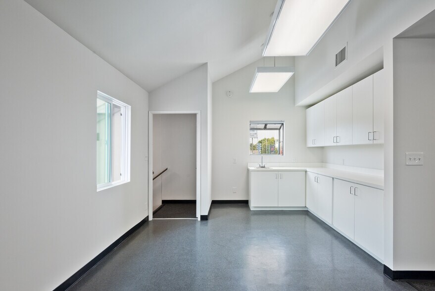 More Photos Of 8407 Lincoln Blvd, Los Angeles Storefront Retail Office For Lease