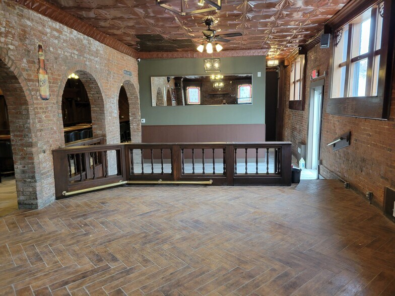 More Photos Of 90 E Jefferson St, Franklin Specialty For Lease