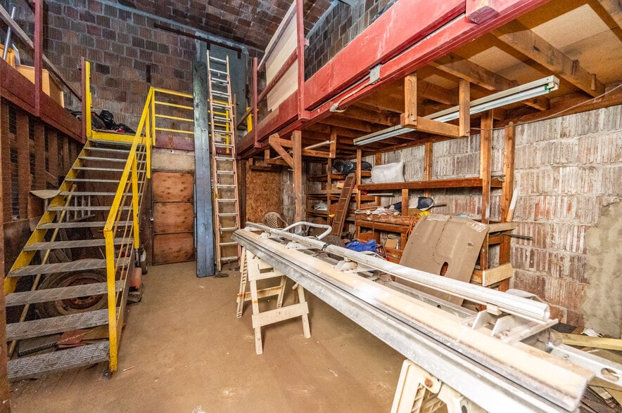 More Photos Of 335-337 E Jersey St, Elizabeth Distribution For Sale