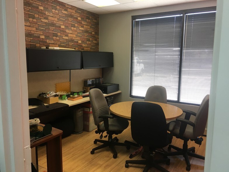 More Photos Of 1001 Entry Dr, Bensenville Warehouse For Lease