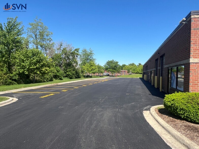 More Photos Of 707 Colomba Ct, St Charles Flex For Lease