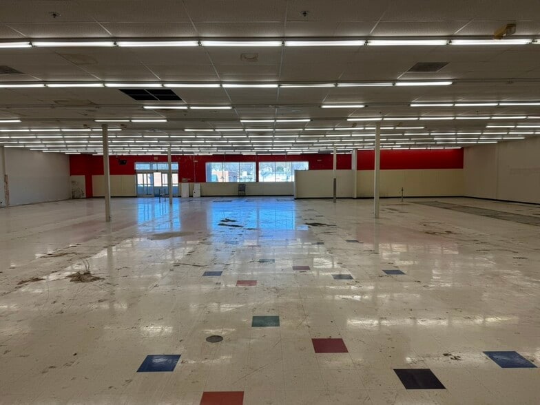 More Photos Of 10006-10056 W Florissant Ave, Saint Louis Storefront For Lease