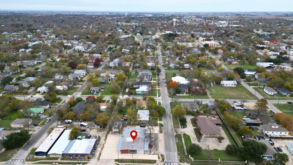 More Photos Of 500 W 2nd St, Taylor Freestanding For Sale