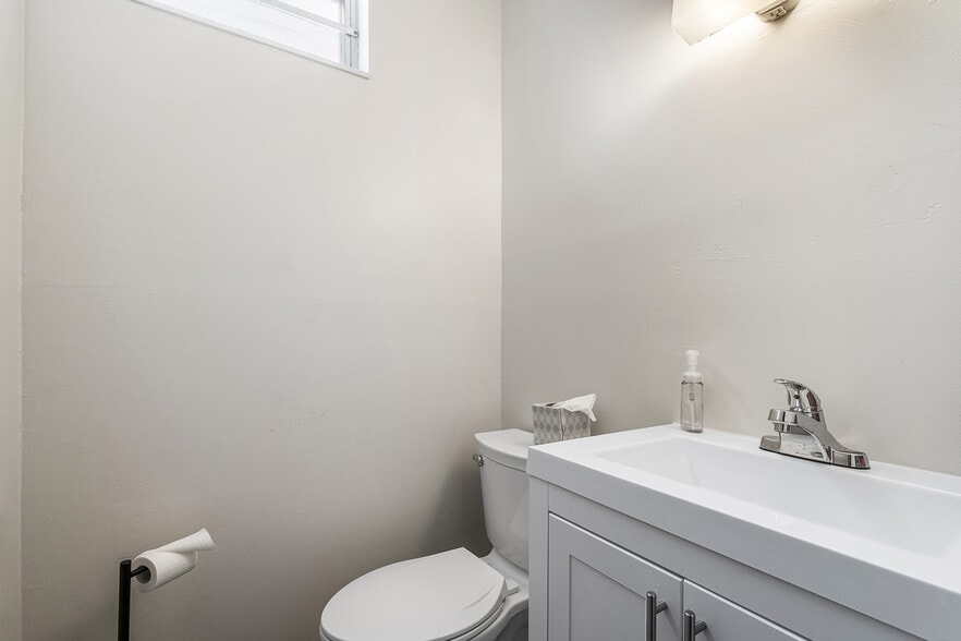 More Photos Of 112-120 US Highway 1, Tequesta Medical For Sale