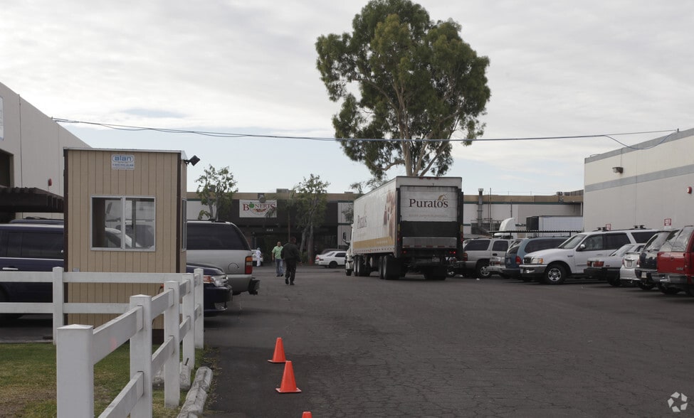More Photos Of 3144 W Adams St, Santa Ana Warehouse For Lease