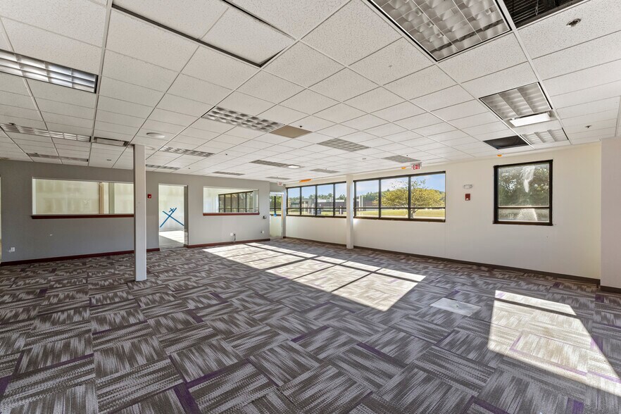 More Photos Of 470 Myles Standish Blvd, Taunton Office For Lease