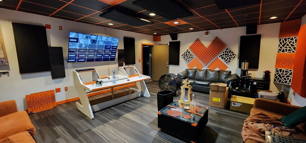 More Photos Of 195 Freight St, Waterbury Bar For Sale