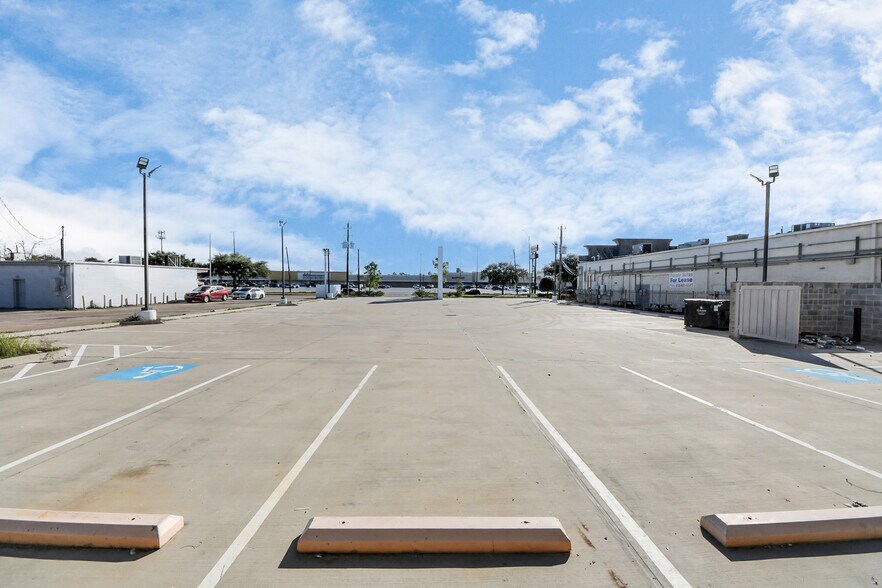 More Photos Of 4430 W Fuqua St, Houston Storefront For Lease