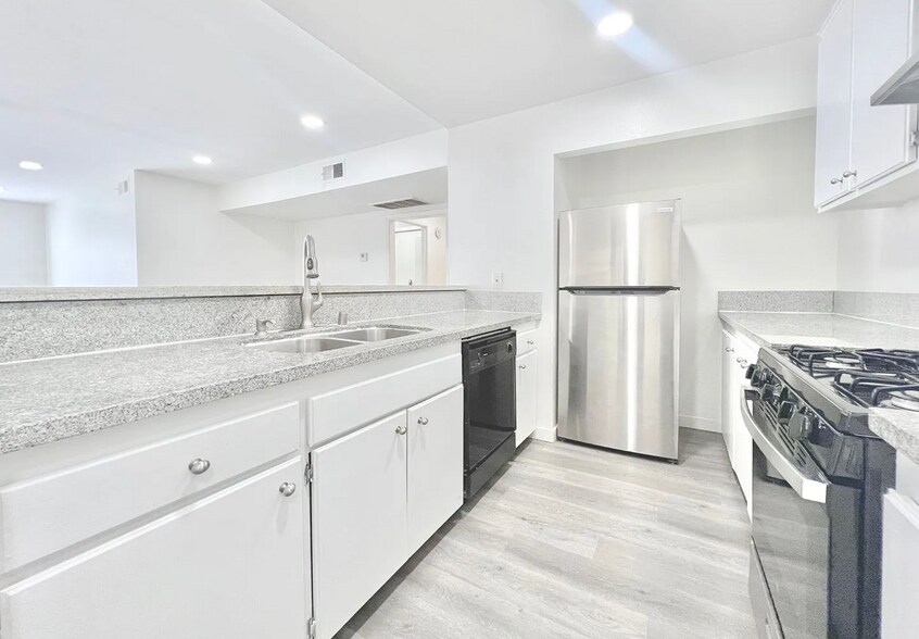 More Photos Of 7437 Haskell Ave, Van Nuys Apartments For Sale