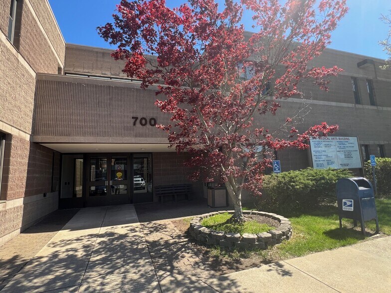 More Photos Of 700 Mcclellan St, Schenectady Medical For Lease