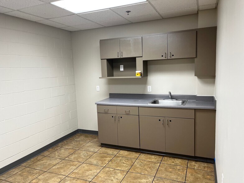 More Photos Of 8440 Tradeport Dr, Orlando Light Distribution For Lease