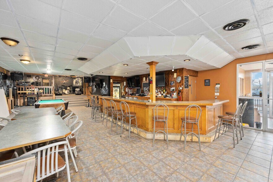 More Photos Of 607 St Clair St, Point Edward Flex For Sale