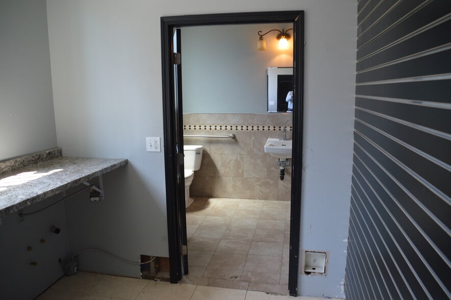 More Photos Of 3502 S 74th St, Tacoma Storefront Retail Office For Lease