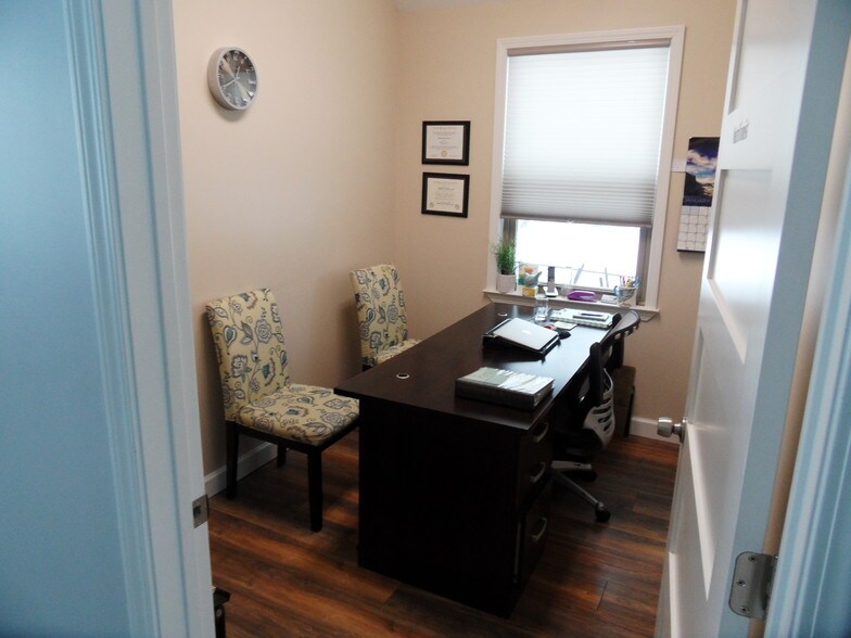 More Photos Of 533 Main St, Belleville Freestanding For Lease