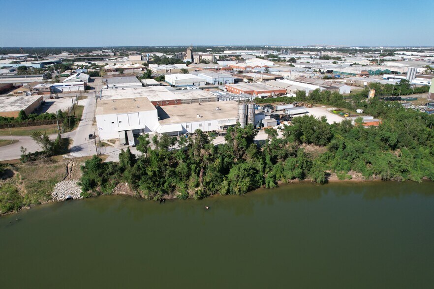 More Photos Of 700 Plastics, Houston Warehouse For Sale