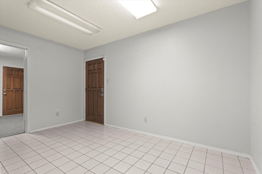 More Photos Of 8008 Slide Rd, Lubbock Office For Sale