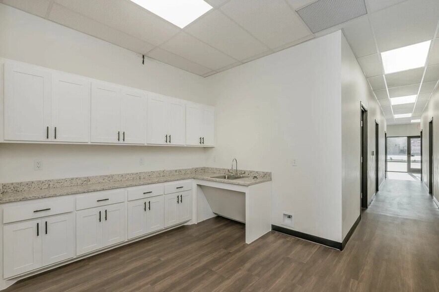 More Photos Of 9400 Hillside Rd, Amarillo Storefront For Sale