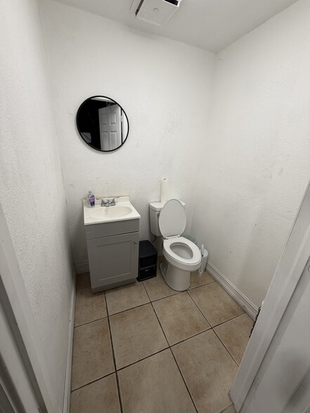 More Photos Of 705 Live Oak St, Tarpon Springs Warehouse For Lease