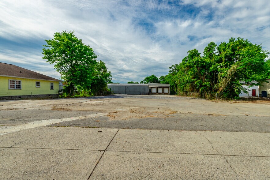More Photos Of 406 4th Ave, Dalton Manufacturing For Sale