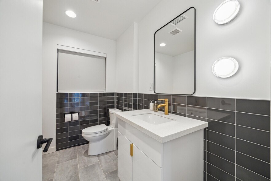 More Photos Of 2412 Bartlett St, Houston Loft Creative Space For Lease