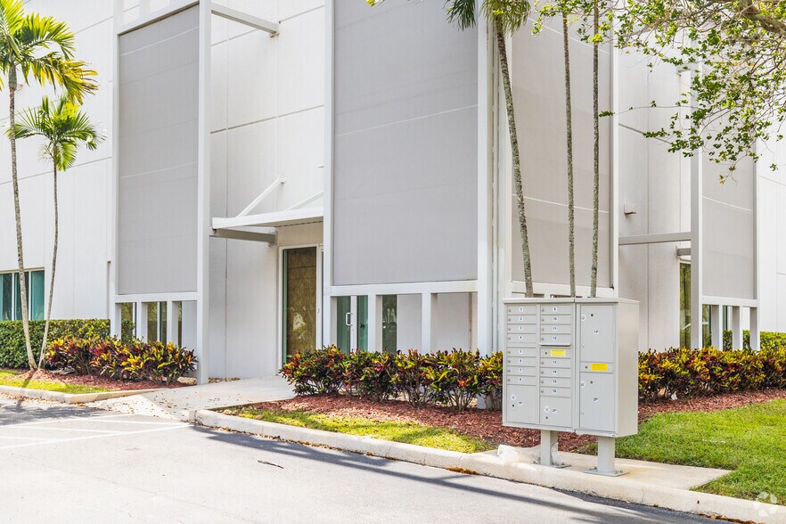 More Photos Of 10814 NW 33rd St, Miami Distribution For Lease